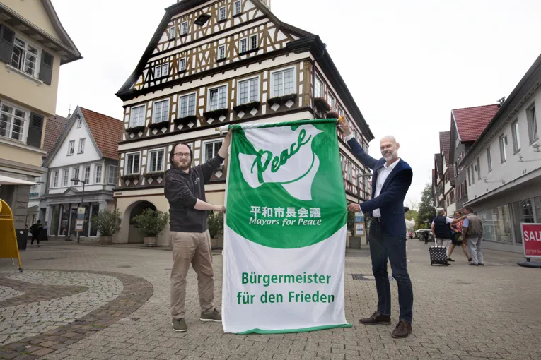 Mayors for Peace Flaggentag in Kirchheim unter Teck im Landkreis Esslingen in Baden-W&uuml;rttemberg